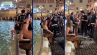 Turista argentina multata per aver messo i piedi nella Fontana di Trevi, il video è virale