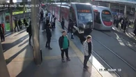 Indossa gli auricolari e non si accorge del tram: salvataggio in extremis