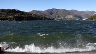 Bimba fa il bagno nel lago di Como e scompare, ricerche in corso