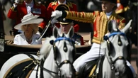 Re Carlo III alla parata del Trooping The Colour. Poi l'affaccio con i figli di William e Kate