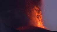 L' Etna si placa dopo una nottata di fontane di lava incandescenti. Ancora allerta a Stromboli