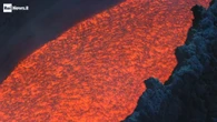 Etna, un fiume di lava: le immagini accanto alla colata