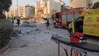 Soccorritori tra le macerie a Beer Sheva dopo l'attacco iraniano: i morti sono almeno 7