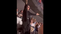 Renato Zero al concerto di Jova, la gag manda in delirio i fan: "Vai al Conclave"