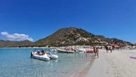 Passo indietro a Villasimius: ok agli ombrelloni per famiglie ma restano dei limiti