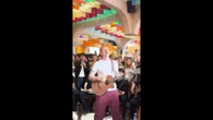 Ed Sheeran canta a sorpresa in un ristorante di Città del Messico: mini-live tra i tavoli
