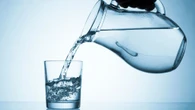 Caldo record, l’esperto: “Bere 2 litri di acqua al giorno fa bene alla salute e riduce lo stress”
