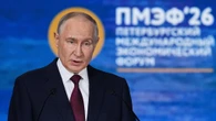 Russia, 25 droni intercettati a San Pietroburgo. Zelensky a Putin: "Incontriamoci". Gelo dallo zar
