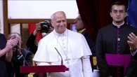Tutti in piedi per Leone XIV: la standing ovation dei deputati per il Papa al Parlamento di Madrid