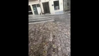 Grandine su Montmartre: violenta tempesta paralizza Parigi. Il video di fronte alla casa di Dalida