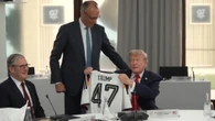 Il cancelliere tedesco Merz regala a Trump la maglia della Germania