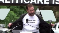 Noah Wyle, il protagonista di The Pitt in prima linea per difendere gli operatori sanitari