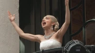 Rachel Zegler si affaccia dal balcone del teatro e canta  "Evita" per i passanti