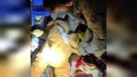 Il video dei soldati israeliani che trovano un fucile da cecchino nascosto in un orso di peluche