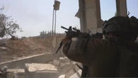 Gaza City, bombe anche sui civili in fila per il pane. Imboscate di Hamas contro le forze israeliane
