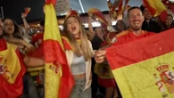 Zurigo si tinge di rosso: festa spagnola sotto la pioggia