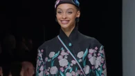 Fiori, stelle e velluti: la donna di Armani sempre elegantissima e mai banale