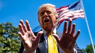 Trump vola a Pechino: "Cina e Nato non ci servono". Poi attacca i media: "Traditori"