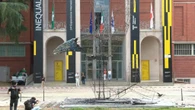 Bruciata installazione alla Triennale, ecco quello che resta della balena in cartapesta azzurra