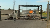 Il tir a fuoco davanti al centro logistico dopo l'assalto 