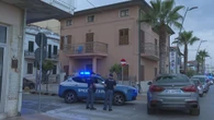 Muore accoltellato in casa, si sospetta la compagna