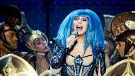 Cher compie 80 anni, le mille vite dell'eterna regina della trasformazione