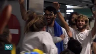 Il rientro degli attivisti della Flotilla, cori e cartelli all'aeroporto. I racconti delle tortiure