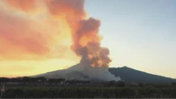Vasto incendio nel Parco del Vesuvio: la vegetazione brucia ancora dopo il tramonto