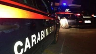 Auto sfugge all'alt dei carabinieri si schianta fuori strada, morto il passeggero