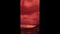 Venezuela, il cielo si fa rosso fuoco al tramonto sopra Caracas 