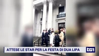 La festa di Dua Lipa e Callum Turner in piazza davanti al palazzo del Gattopardo