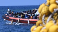 Affonda un barcone, salvati 87 migranti. A bordo anche il cadavere di una donna annegata nella notte