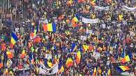 Romania, migliaia di manifestanti in strada protestano contro il governo e l'arresto di Georgescu