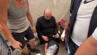 Padre Gabriel Romanelli tra i feriti dopo il raid che ha colpito la chiesa cattolica di Gaza. Video