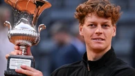 Sinner e i suoi fratelli: lo speciale Tg2 Dossier sul tennis italiano e sul numero uno del mondo 