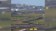 Un aereo atterra mentre uno decolla sulla stessa pista, collisione sfiorata all’aeroporto di Mumbai