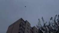 Drone russo sfreccia tra i palazzi a Kiev: colpito il quartiere Sviatoshynskyi