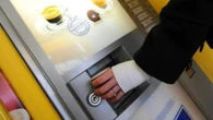 Licenziato per aver preso il resto di un caffè alla macchinetta, risarcito con 18 mensilità