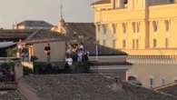 La storia di Jacopo, dal Covid sul terrazzo di Piazza Navona al concerto di addio: "Affitto scaduto"