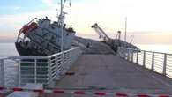 Marina di Massa. Nave-cargo arenata, le immagini girate dal primo tratto del pontile