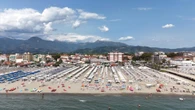 Italiani in vacanza: le immagini dal drone delle spiagge della Toscana