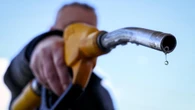 Rincaro carburanti, l’Italia paga 150 milioni a settimana: dopo gli aerei a rischio i traghetti