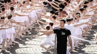 A Torino la più grande lezione di "danza alla sbarra" del mondo con Roberto Bolle