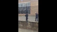 Assalto alla sinagoga, il momento in cui la polizia intercetta l'aggressore