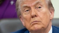 Trump: "La tregua è appesa a un filo", attesa per l'incontro con Xi