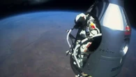 La caduta libera supersonica da 39 km di Felix Baumgartner - video