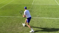 Sinner e Sabalenka palleggiano a Wimbledon: chi colpirà per primo il tubo di palline?