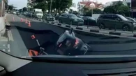 Una voragine si apre nell’asfalto e inghiotte un’auto a Singapore: salva la conducente