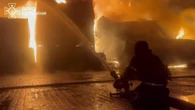 Il fuoco vastissimo avvolge edifici e abitazioni dopo l'attacco russo su Odessa
