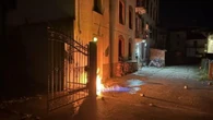 Bottiglie incendiarie contro la casa del giornalista Adriano Cappellari che difese don Patriciello